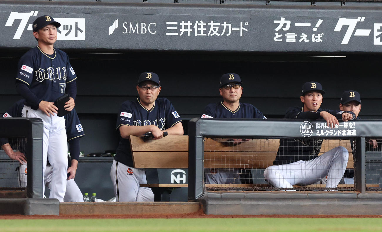 日本ハム対オリックス　1回裏、一挙4点をとられベンチで険しい表情のオリックス中嶋監督（中央右）（撮影・佐藤翔太）