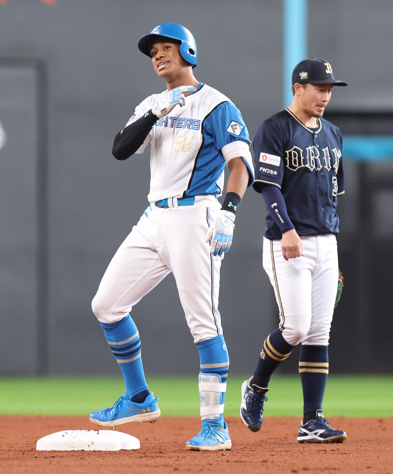 日本ハム対オリックス　1回裏日本ハム1死一塁、万波は適時二塁打を放ちポーズをとる（撮影・佐藤翔太）