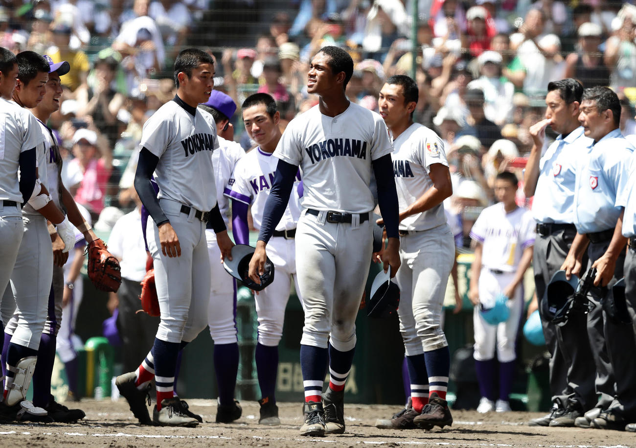 18年8月17日　横浜対金足農　8強入りを逃した横浜の万波中正（中央）はスコアボードを見つめながら名残惜しそうに引き揚げる
