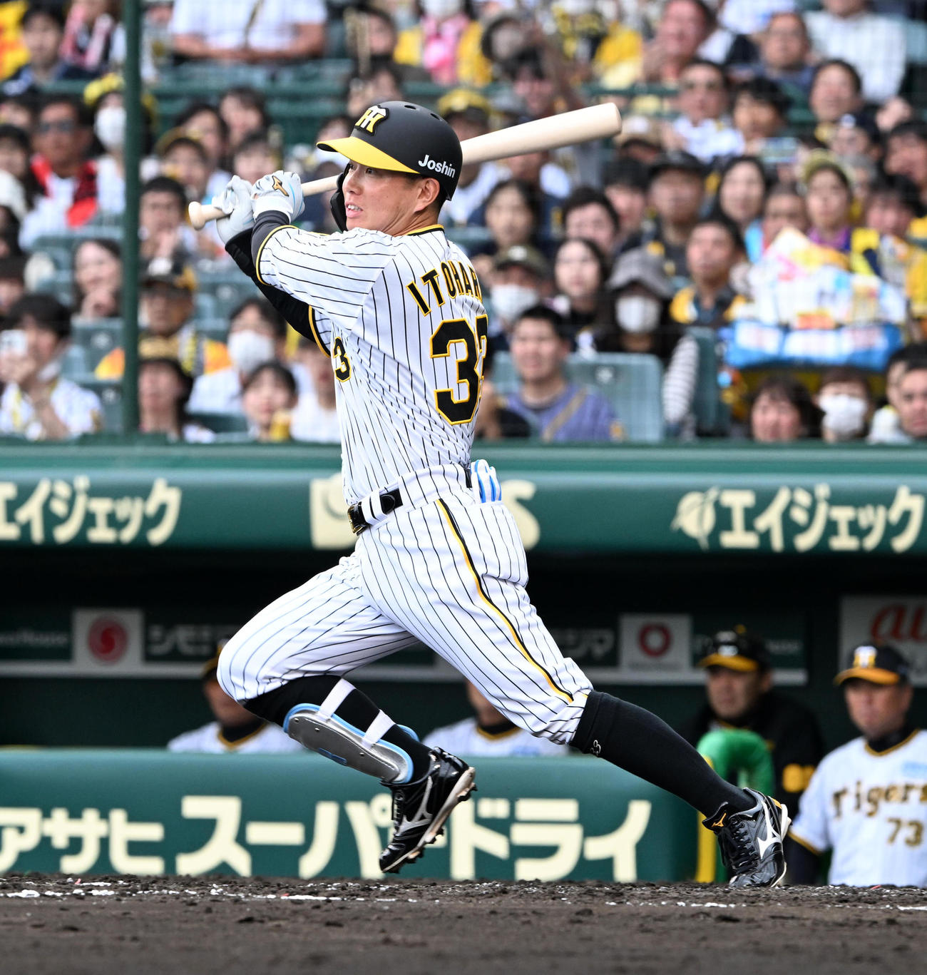 阪神対ヤクルト　8回裏阪神2死一、二塁、代打糸原は中前打を放つ（撮影・前岡正明）