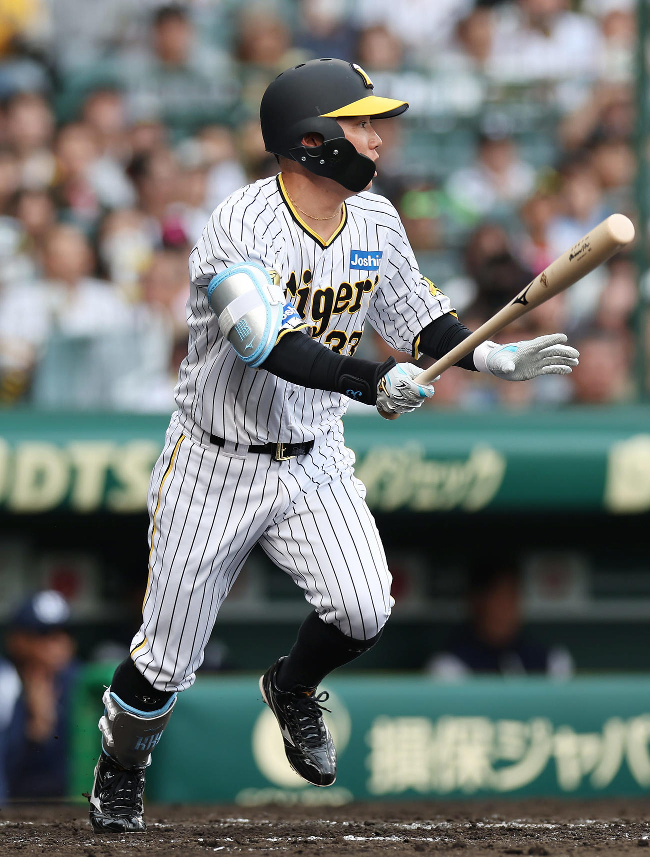 阪神対ヤクルト　8回裏阪神2死一、二塁、中前打を放つ糸原（撮影・前田充）