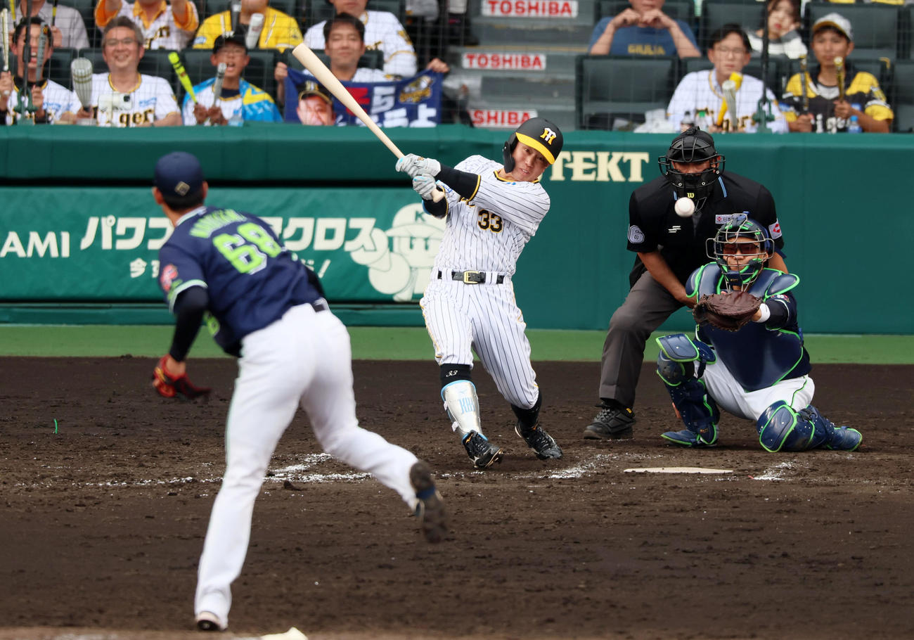 阪神対ヤクルト　8回裏阪神2死一、二塁、代打糸原は中前打を放つ・投手は丸山翔（撮影・加藤哉）