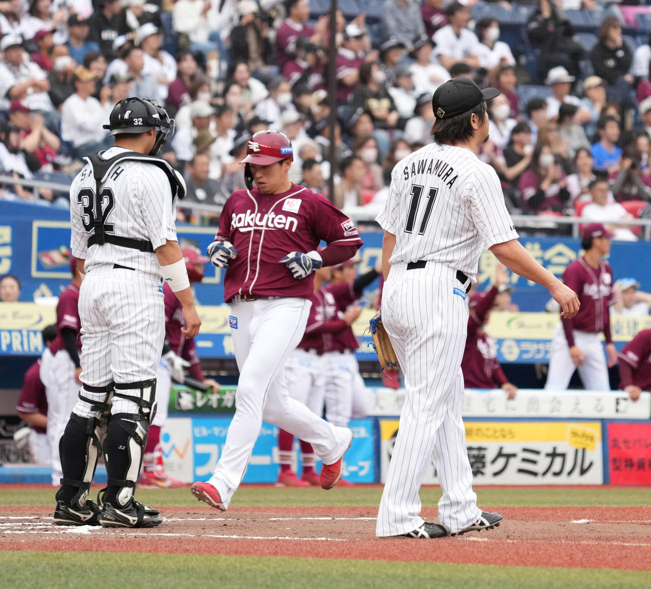 ロッテ対楽天　8回表楽天1死一、二塁、ロッテ3番手で登板した沢村（右）は浅村に左前の同点適時二塁打を許す（撮影・小沢裕）