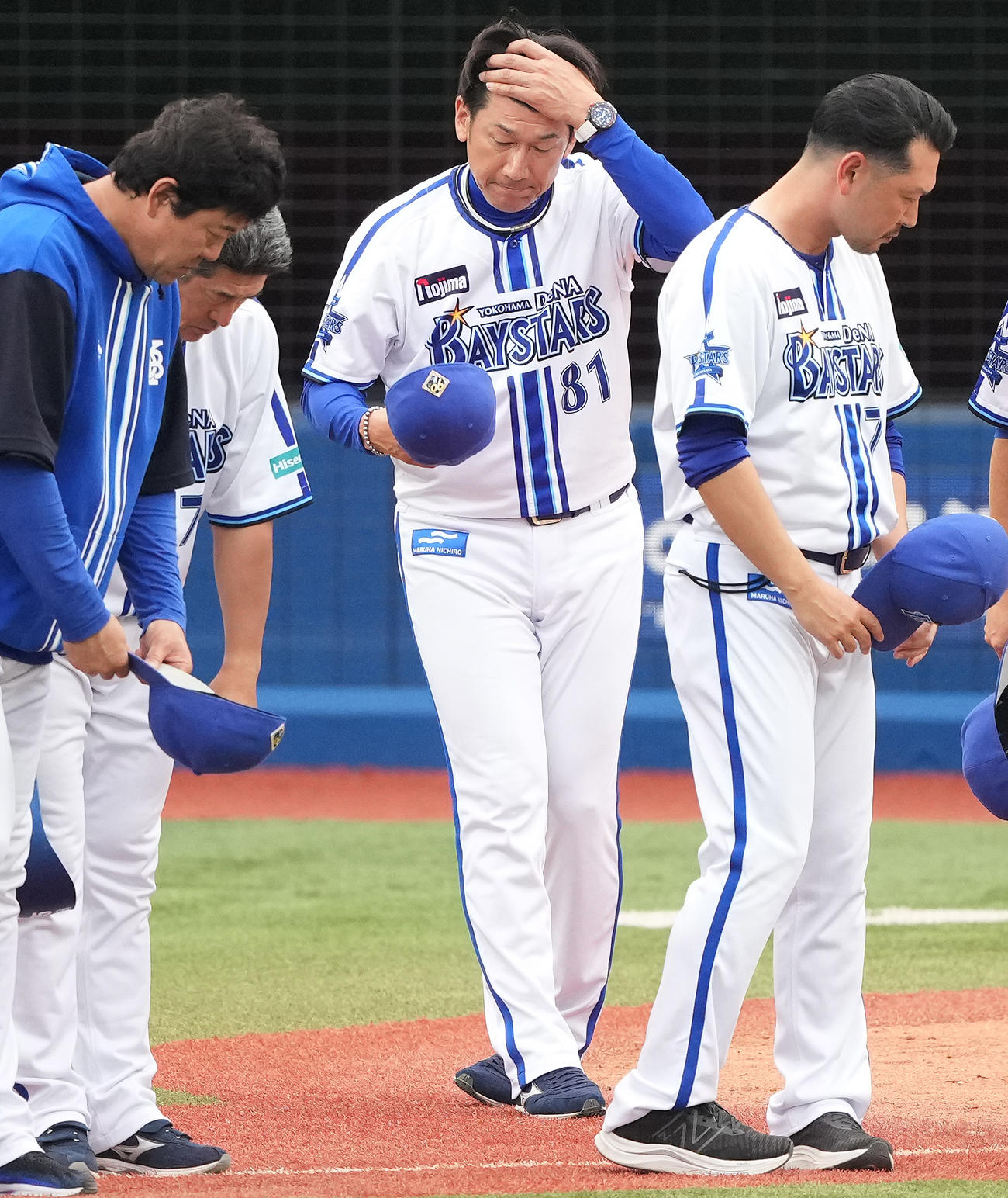 DeNA対巨人　巨人に敗れ一礼するDeNA三浦監督（中央）（撮影・鈴木みどり）