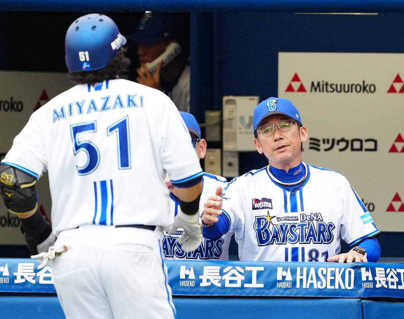 DeNA対巨人　7回裏DeNA無死、ソロ本塁打を放った宮崎（左）を迎える三浦監督（撮影・江口和貴）