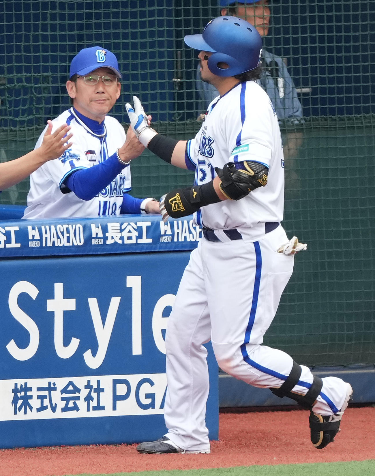 DeNA対巨人　7回裏DeNA無死、左越えソロ本塁打を放った宮崎（右）を迎える三浦監督（撮影・鈴木みどり）