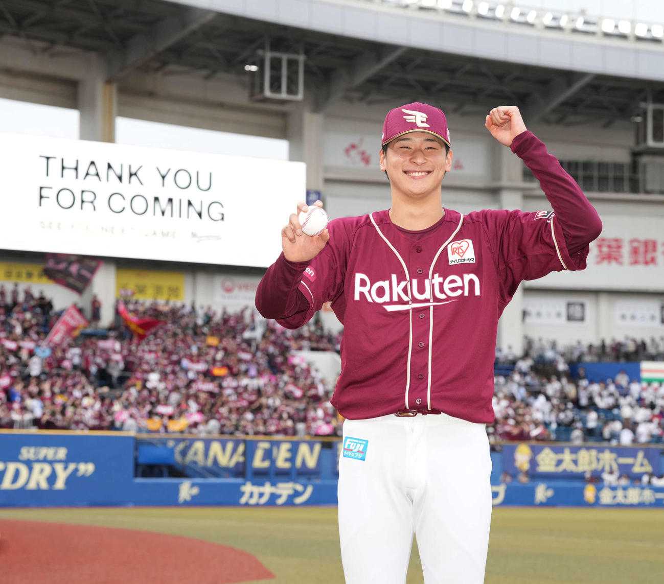 ロッテ対楽天　今季初勝利を飾りウイニングボールを手に笑顔を見せる楽天内（撮影・小沢裕）