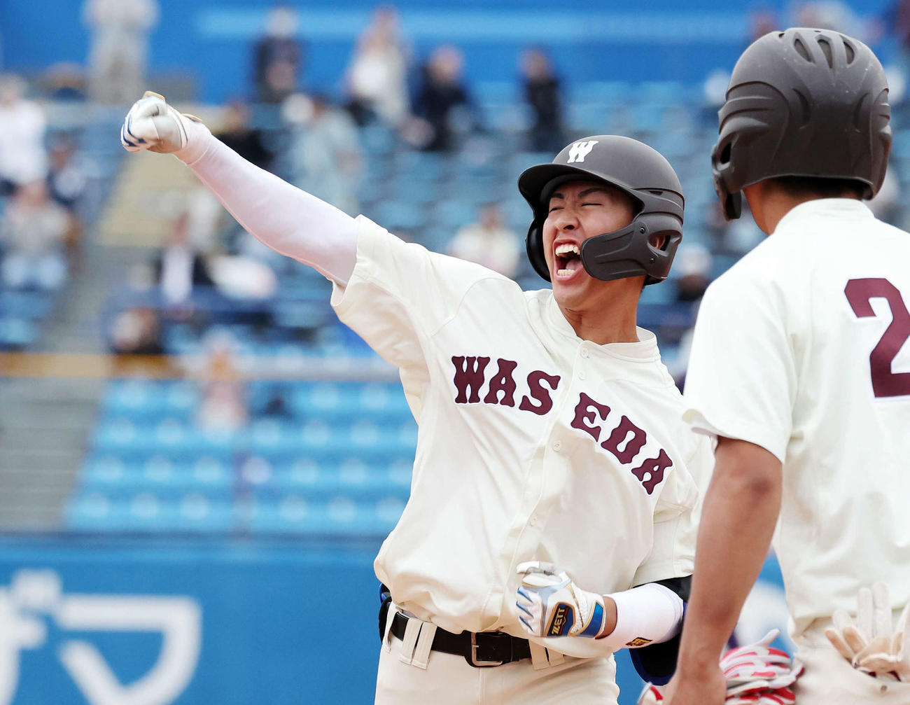 早大対明大　9回表早大1死一、三塁、松江は右前適時打を放ちガッツポーズ（撮影・鈴木正人）