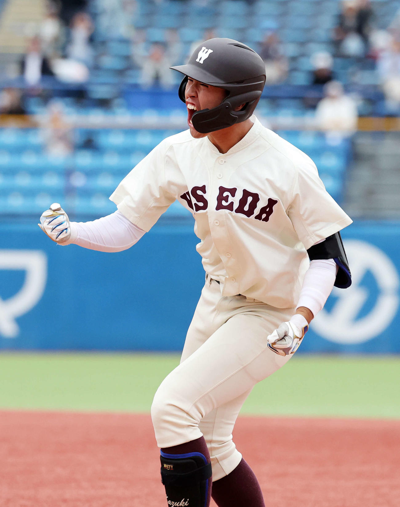 早大対明大　9回表早大1死一、三塁、松江は右前適時打を放ちガッツポーズで雄たけびを上げる（撮影・鈴木正人）