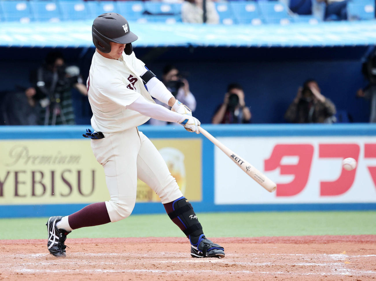早大対明大　9回表早大1死一、三塁、松江は右前適時打を放つ（撮影・鈴木正人）