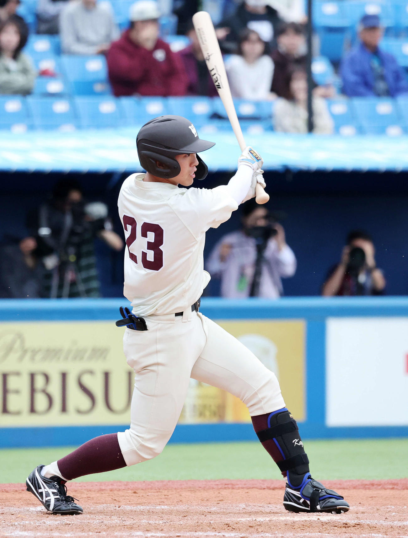 早大対明大　9回表早大1死一、三塁、松江は右前適時打を放つ（撮影・鈴木正人）