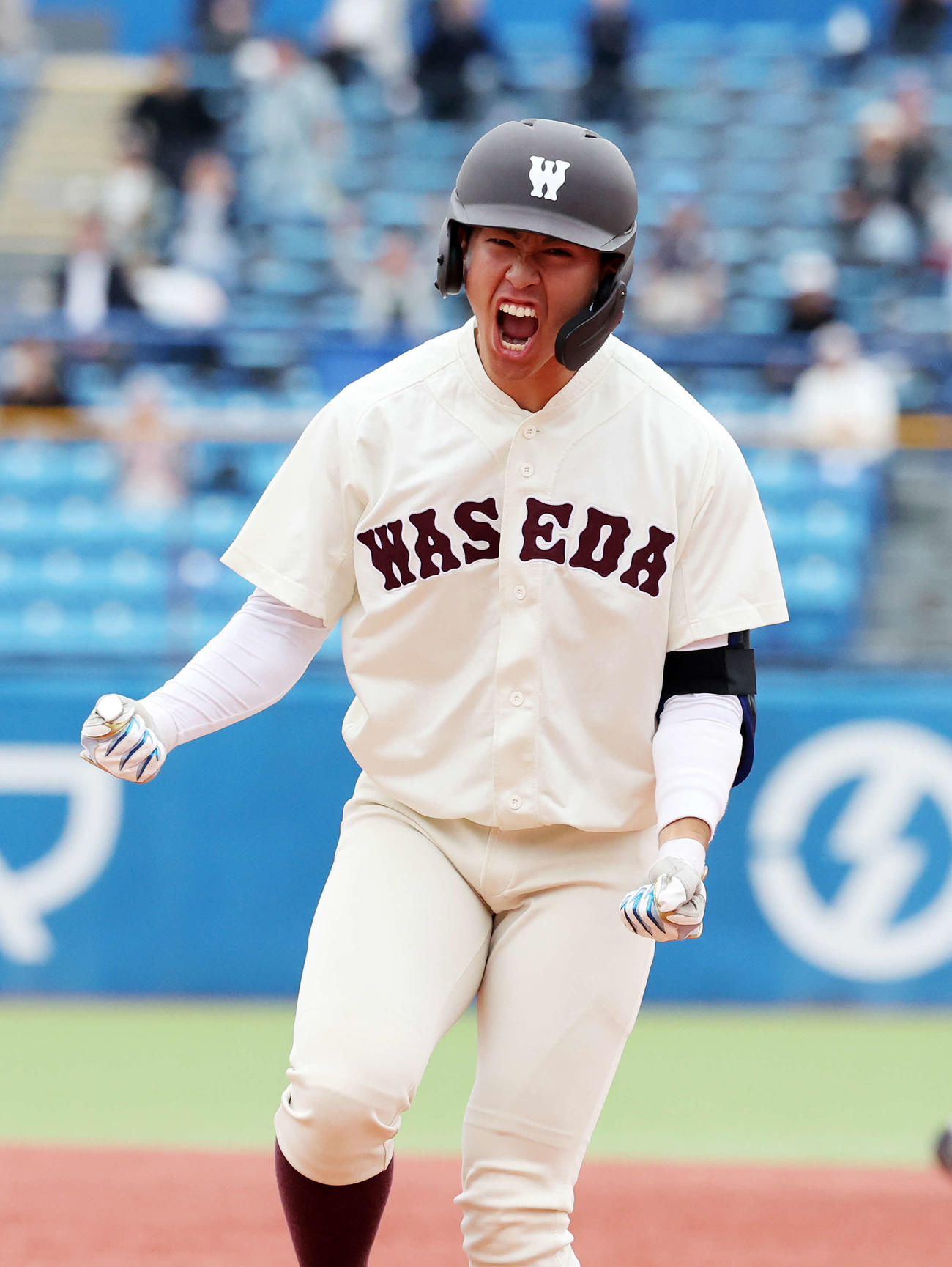 早大対明大　9回表早大1死一、三塁、松江は右前適時打を放ちガッツポーズで雄たけびを上げる（撮影・鈴木正人）