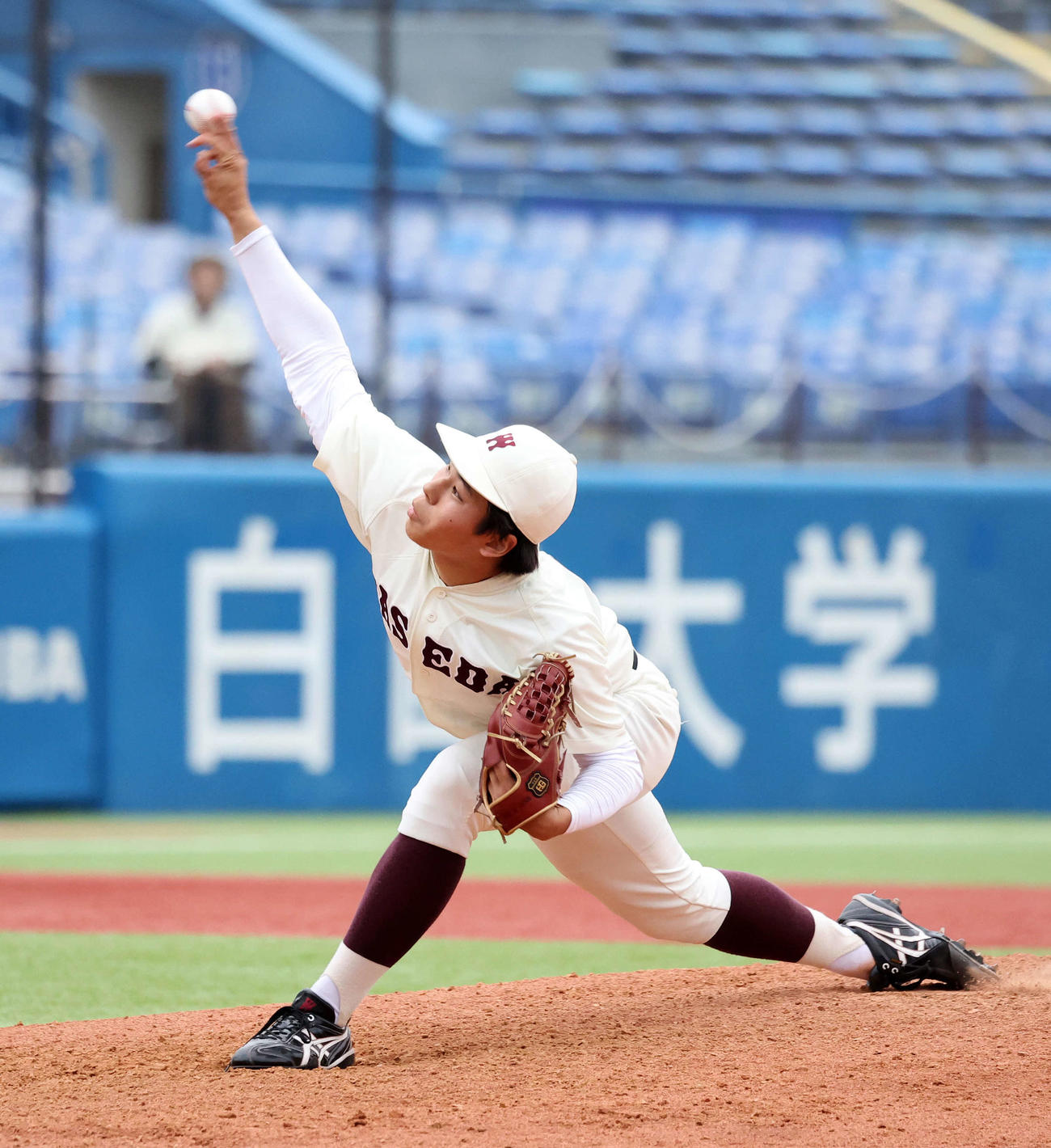 早大対明大　9回裏1死満塁から登板し力投する早大・安田（撮影・鈴木正人）