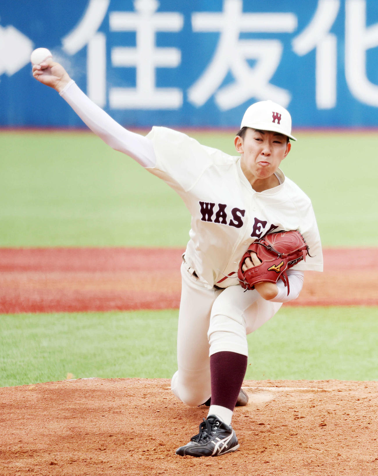 早大対明大　力投する早大先発の伊藤樹（撮影・鈴木正人）