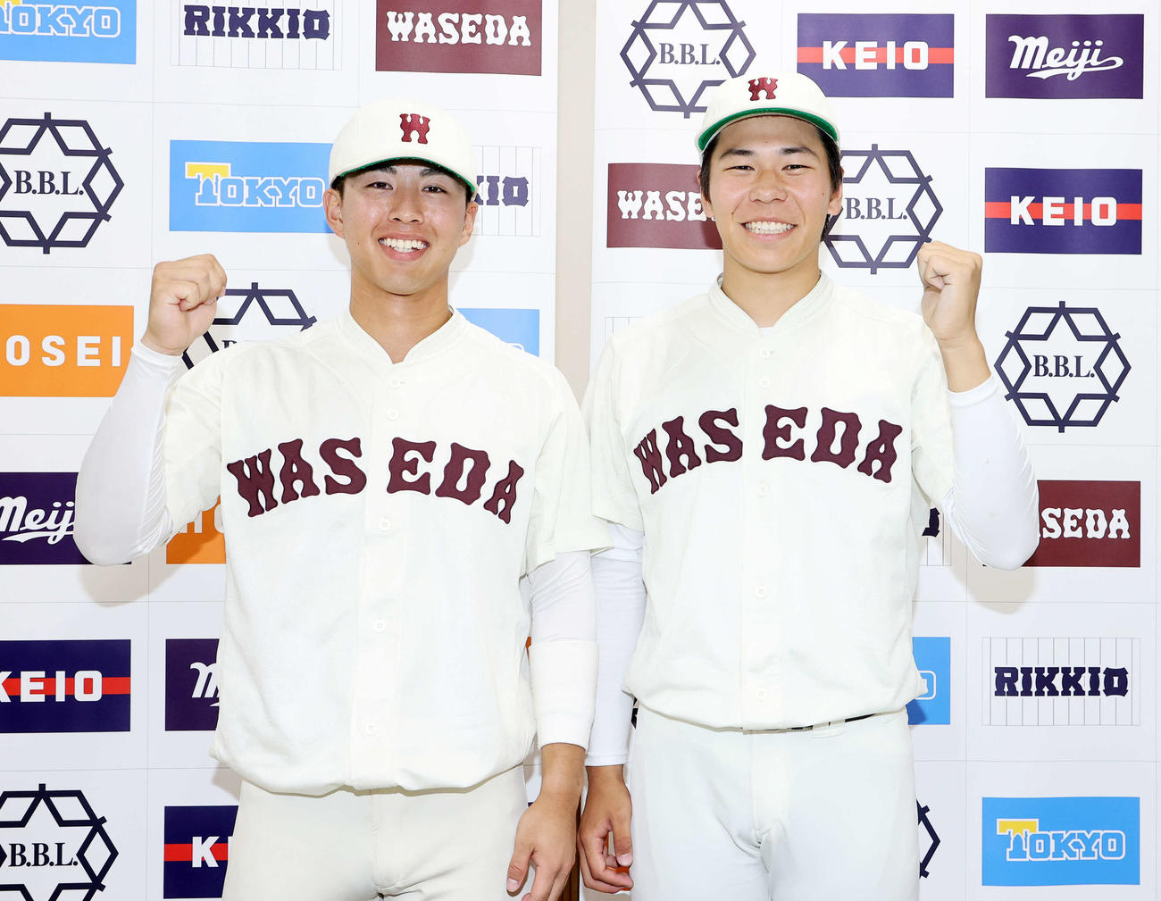 早大対明大　勝利し笑顔でガッツポーズする早大・松江（左）と安田（撮影・鈴木正人）
