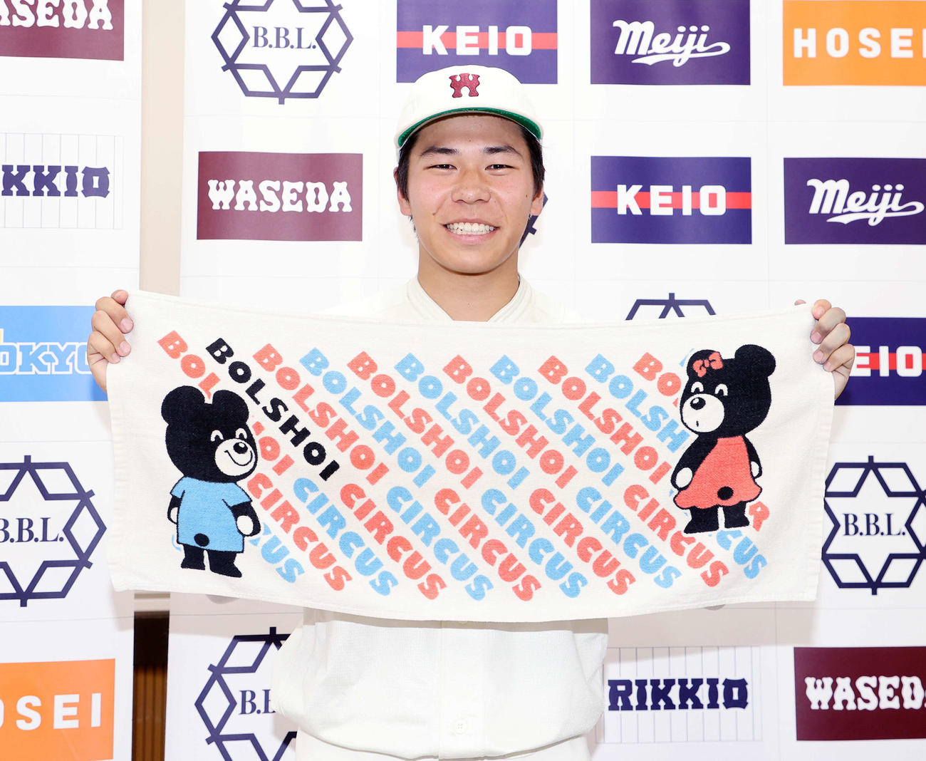 早大対明大　子供の時から愛用するタオルを見せる早大・安田（撮影・鈴木正人）