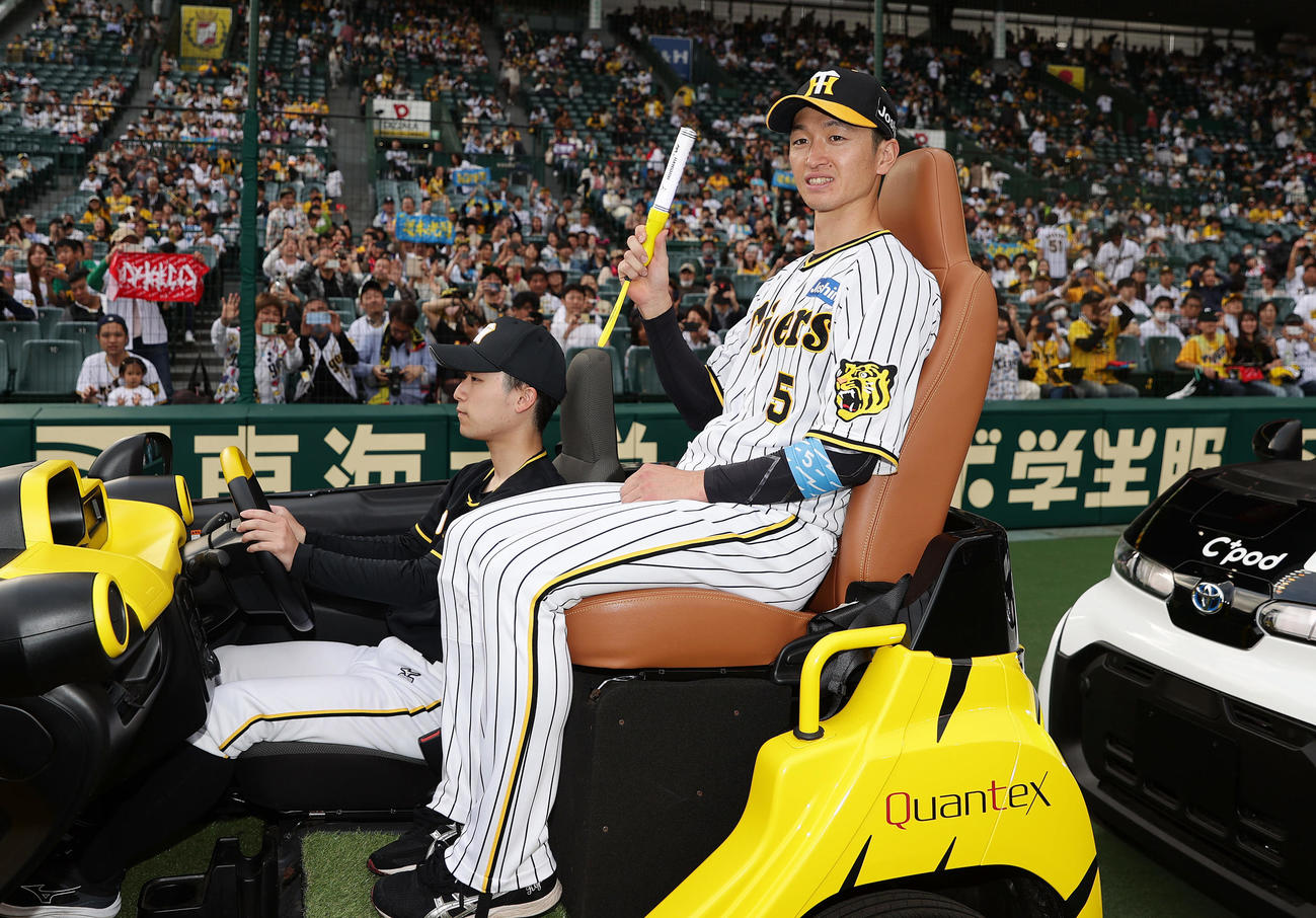 阪神対ヤクルト　ヒーローインタビューを終え笑顔を見せる阪神近本（撮影・前田充）