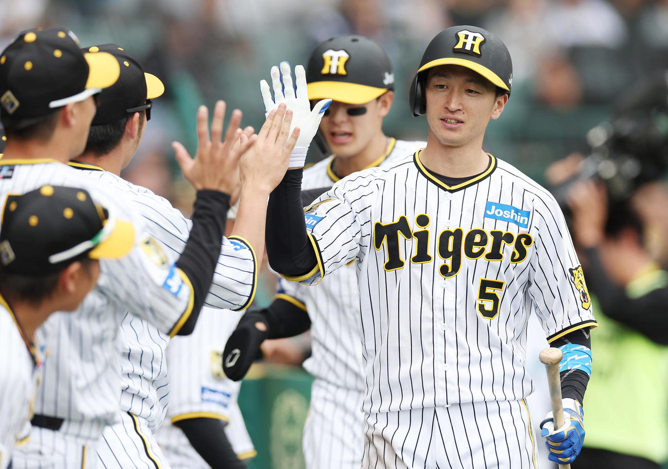 阪神対ヤクルト　5回裏阪神1死二塁、右越え逆転2点本塁打を放ち、ナインに迎えられる近本（撮影・前田充）