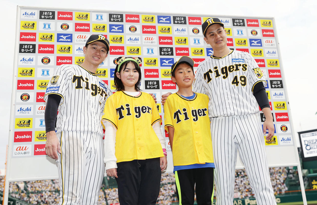 阪神対ヤクルト　ヒーローインタビューで質問した子どもたちと記念撮影する阪神近本（左）と大竹（撮影・前田充）