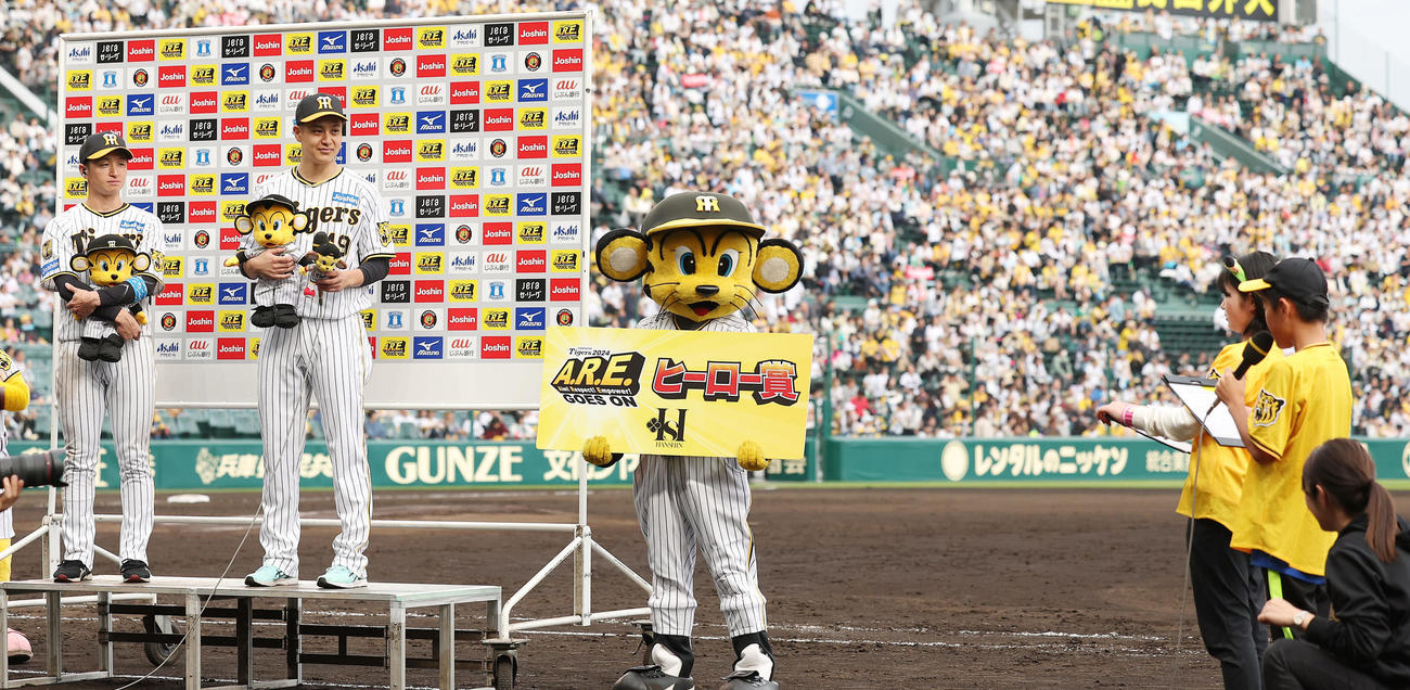 阪神対ヤクルト　ヒーローインタビューで子どもたち（右）から質問される阪神近本（左端）と大竹（撮影・前田充）
