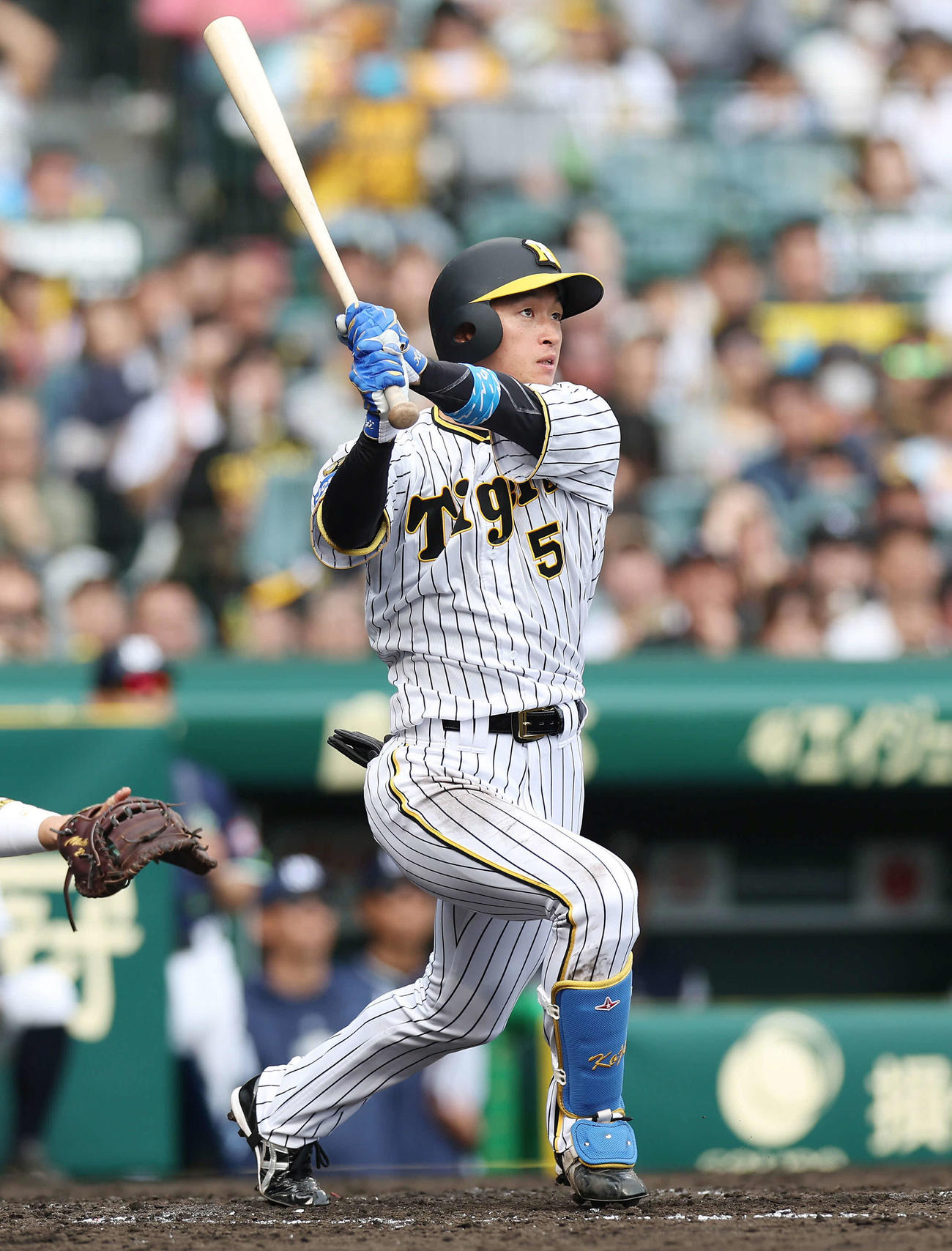 阪神対ヤクルト　5回裏阪神1死二塁、右越え逆転2点本塁打を放つ近本（撮影・前田充）