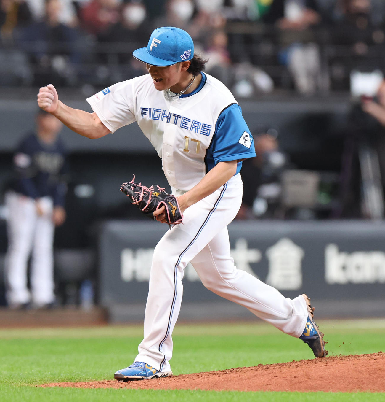 日本ハム対オリックス　6回表オリックス2死一、二塁、セデーニョを三直に仕留めガッツポーズをする伊藤（撮影・佐藤翔太）