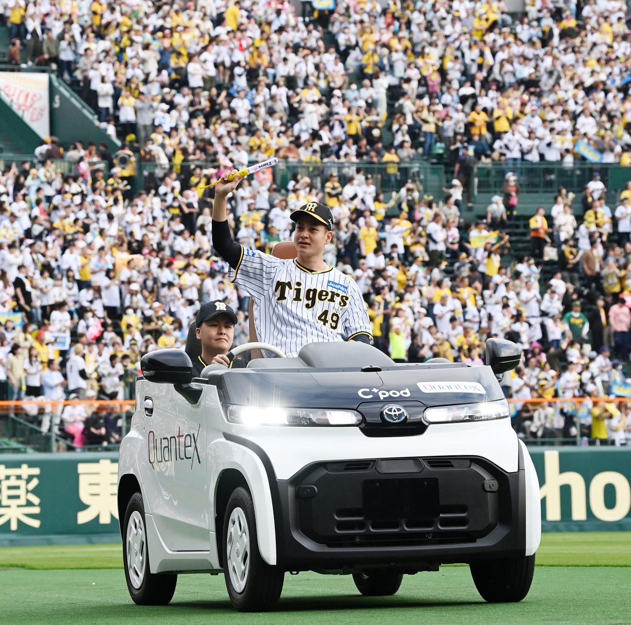 阪神対ヤクルト　ヒーローの大竹はリリーフカーに乗りファンの声援に応える（撮影・前岡正明）