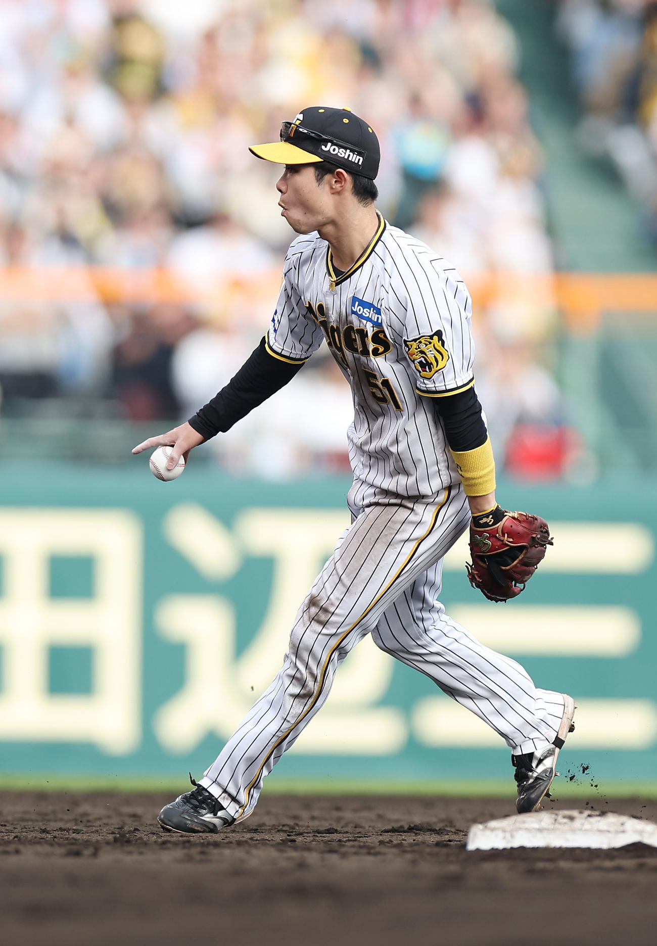阪神対ヤクルト　9回表ヤクルト1死一、三塁、代打川端の二直を捕球した中野（撮影・前田充）