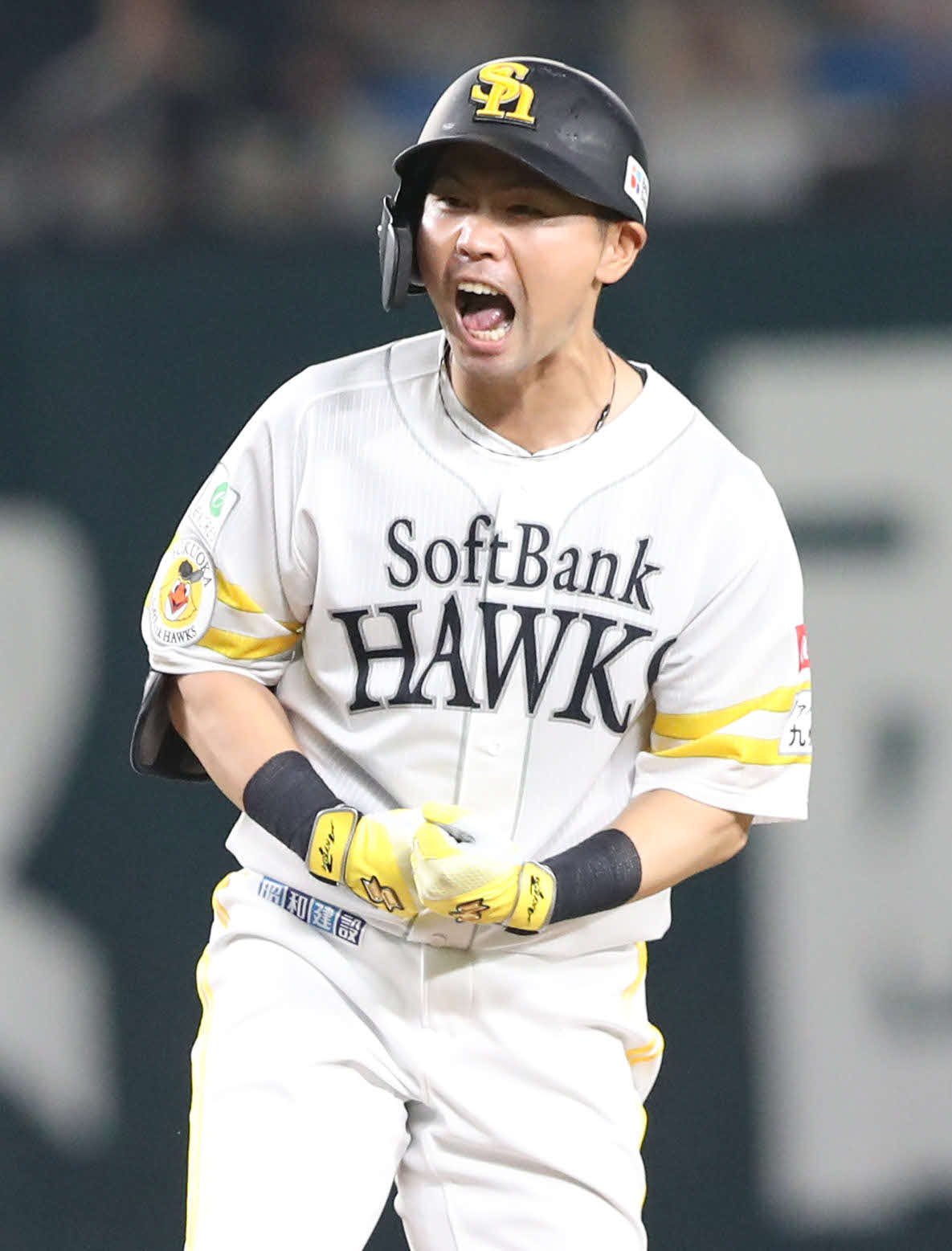 ソフトバンク対西武　7回裏ソフトバンク2死二塁、中村晃は右前に同点適時打は放ちガッツポーズ（撮影・梅根麻紀）
