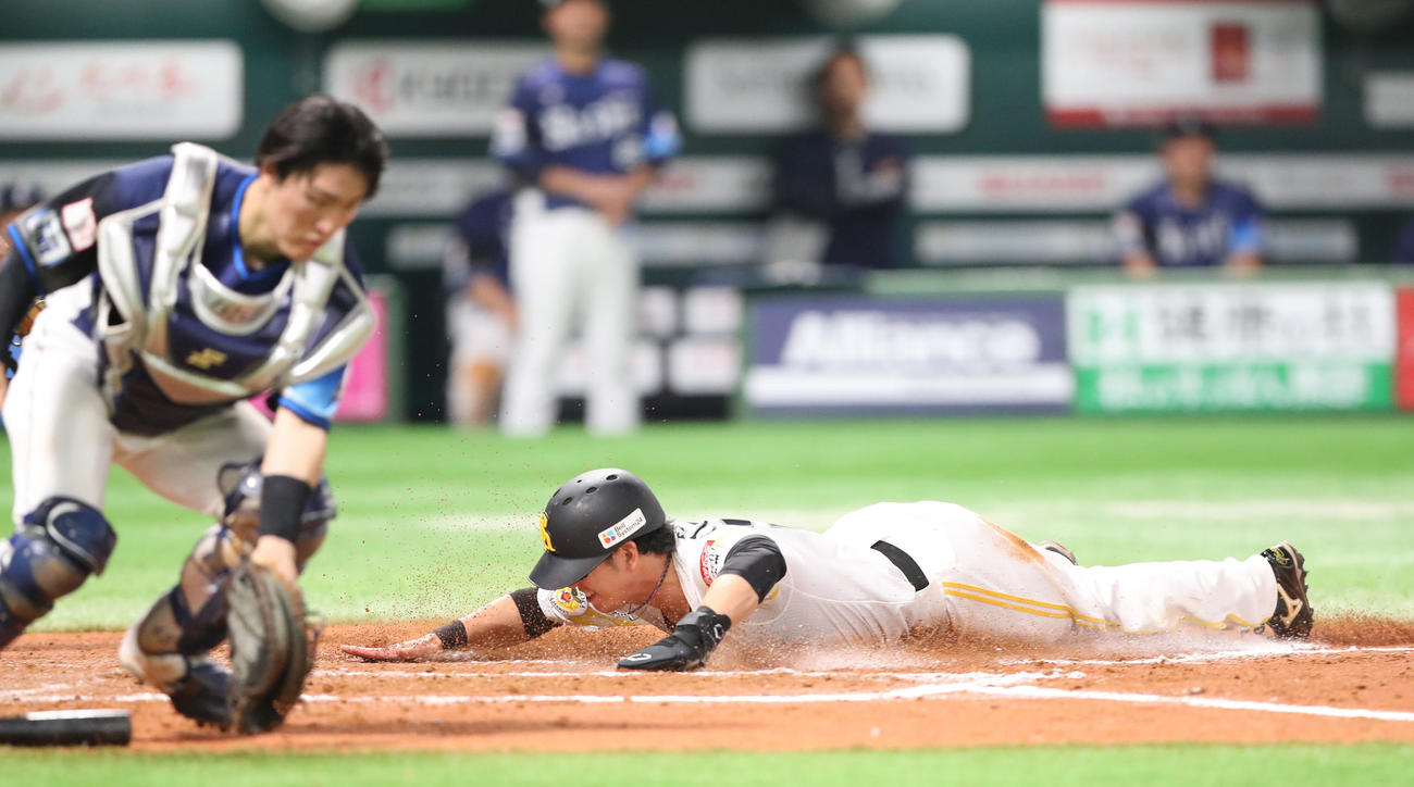 ソフトバンク対西武　7回裏ソフトバンク2死二塁、中村晃の右前同点適時打で生還する栗原（撮影・梅根麻紀）