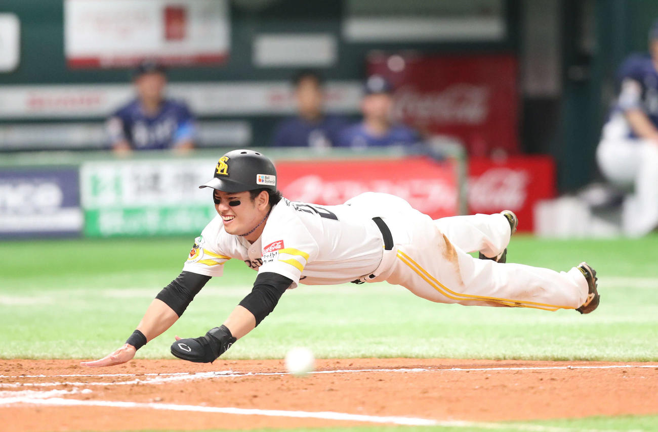 ソフトバンク対西武　7回裏ソフトバンク2死二塁、中村晃の右前同点適時打で生還する栗原（撮影・梅根麻紀）