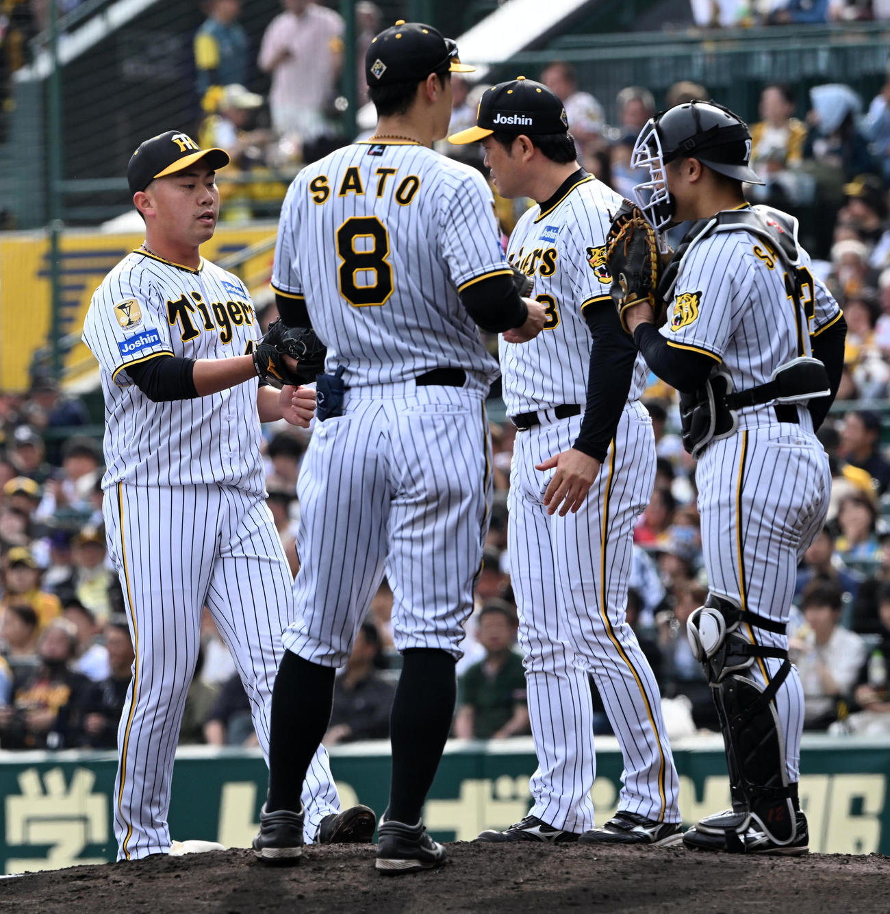 阪神対ヤクルト　7回、マウンドに登った桐敷（左）と話す坂本（撮影・前岡正明）