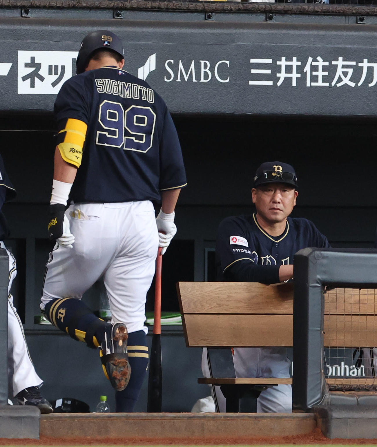日本ハム対オリックス　7回表オリックス1死満塁、杉本（左）の三振で好機を逃す中嶋監督（撮影・佐藤翔太）