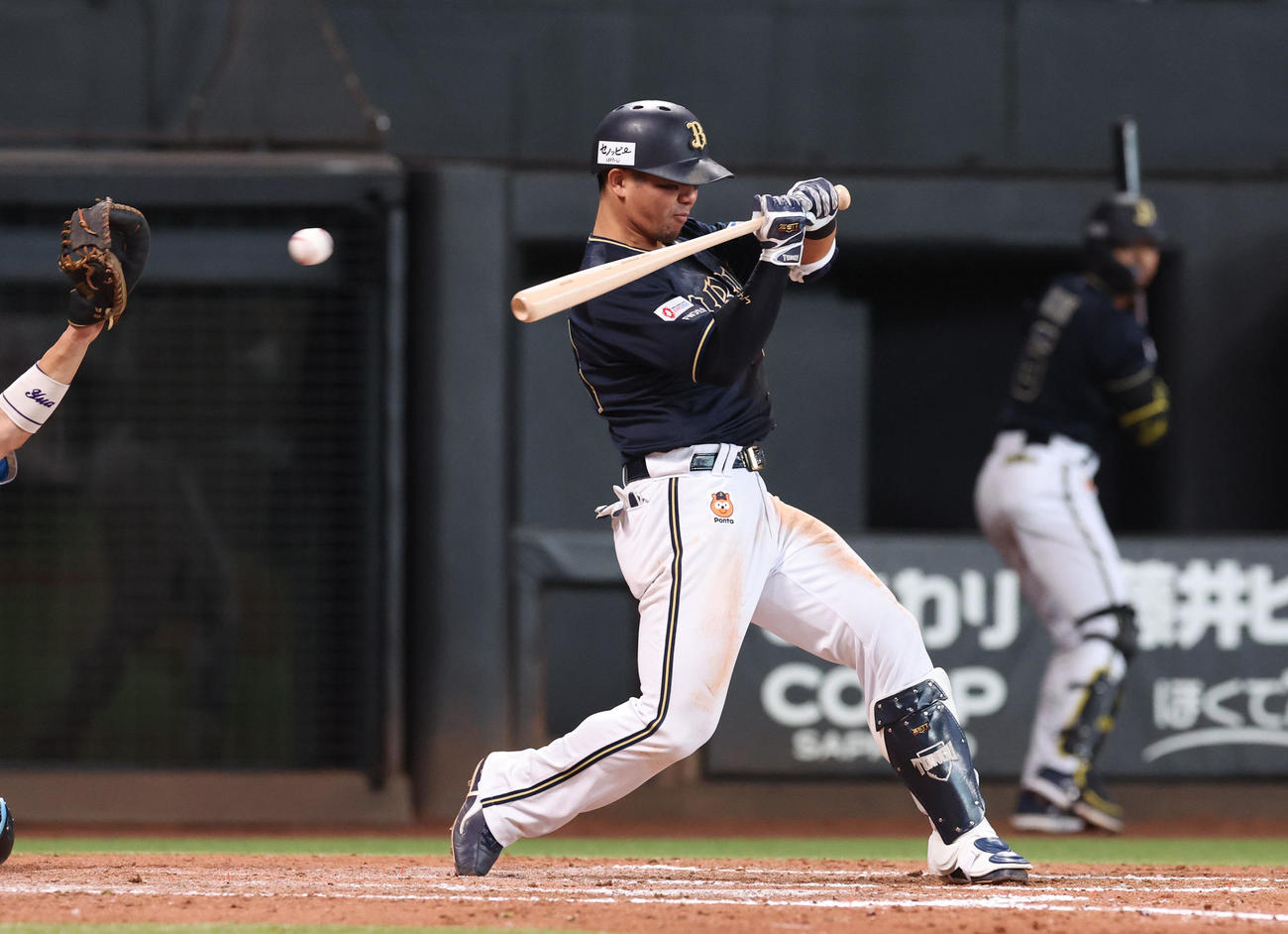 日本ハム対オリックス　8回表オリックス1死一、二塁、頓宮は三振に倒れる（撮影・佐藤翔太）