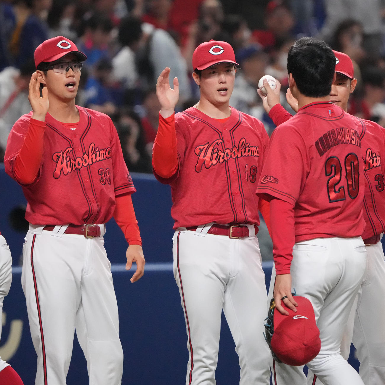 中日対広島　試合終了、ナインを迎える森下（中央）（撮影・森本幸一）