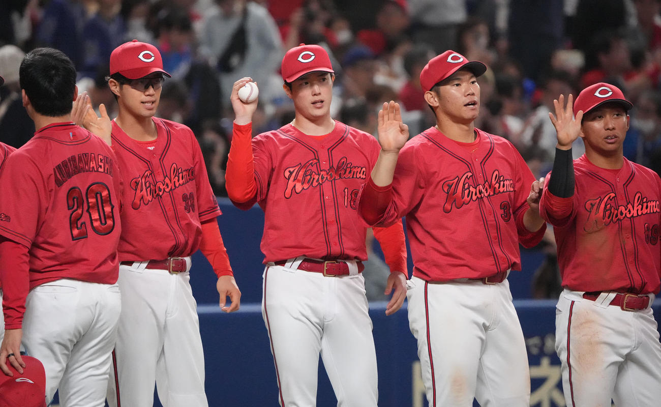中日対広島　試合終了、ナインを迎える森下（中央）（撮影・森本幸一）