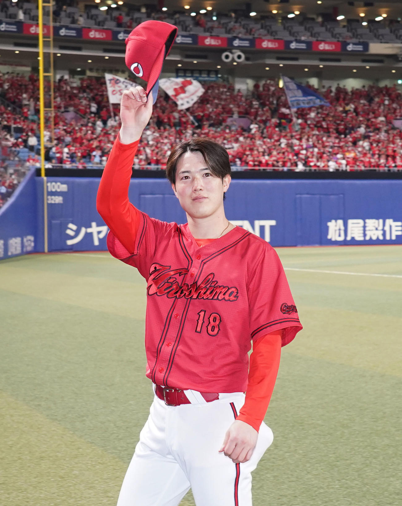 中日対広島　ヒーローインタビューを終えファンに手を振る森下（撮影・森本幸一）
