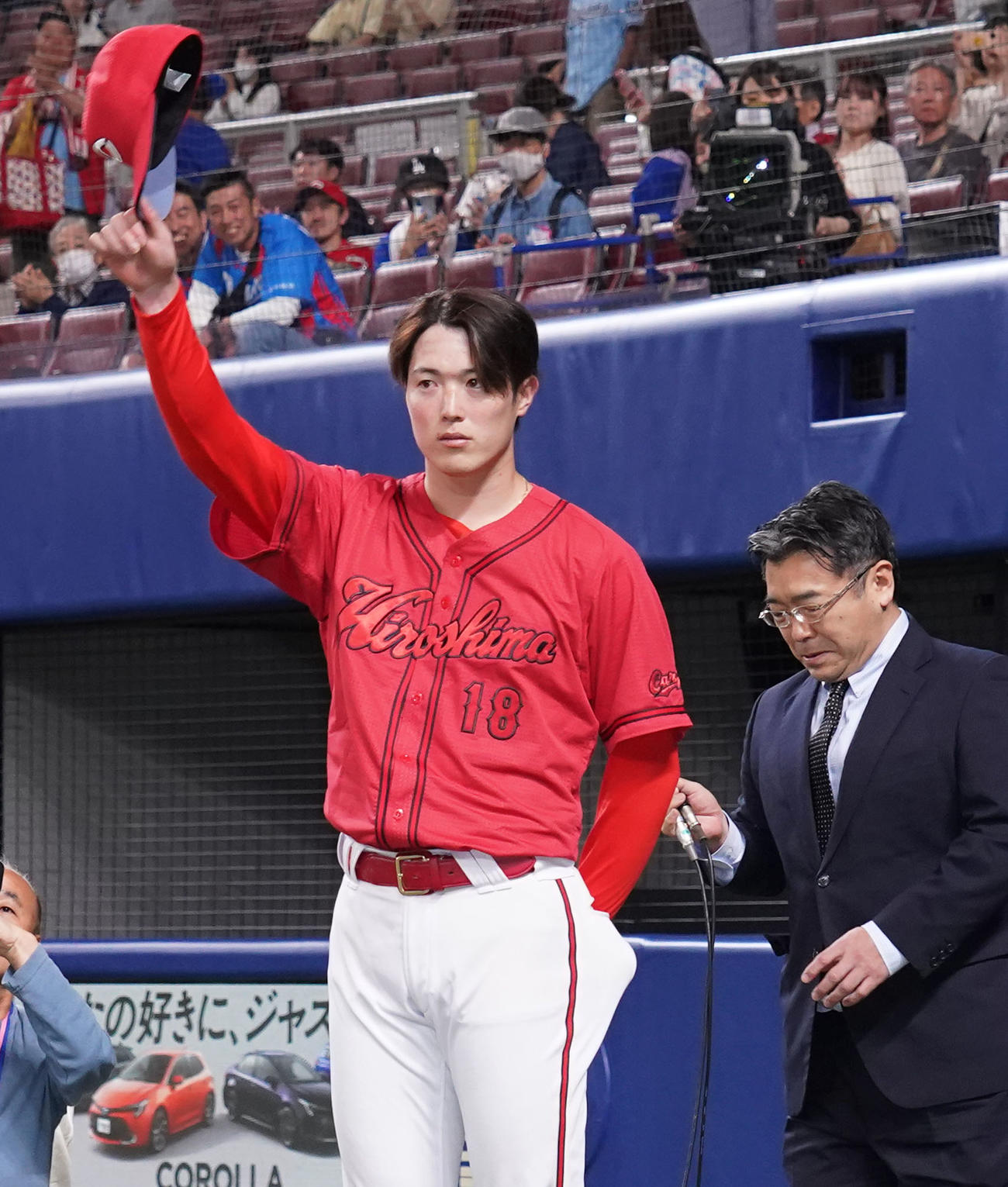 中日対広島　ヒーローインタビューを終えスタンドのファンに手を振る森下（撮影・森本幸一）