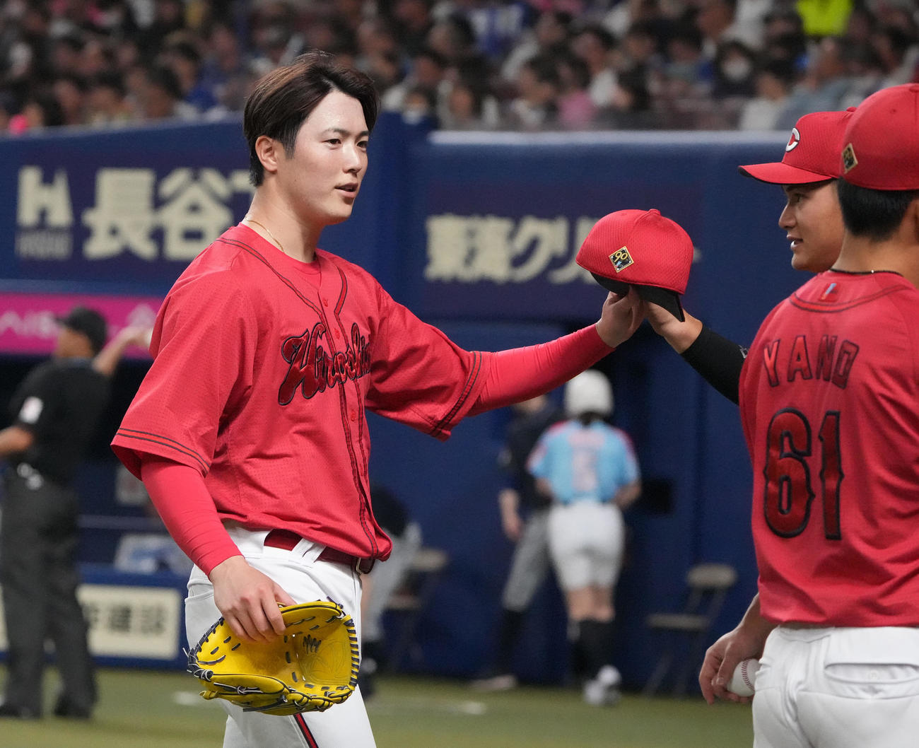 中日対広島　1回終了、ベンチへ戻る広島先発の森下（左）（撮影・森本幸一）