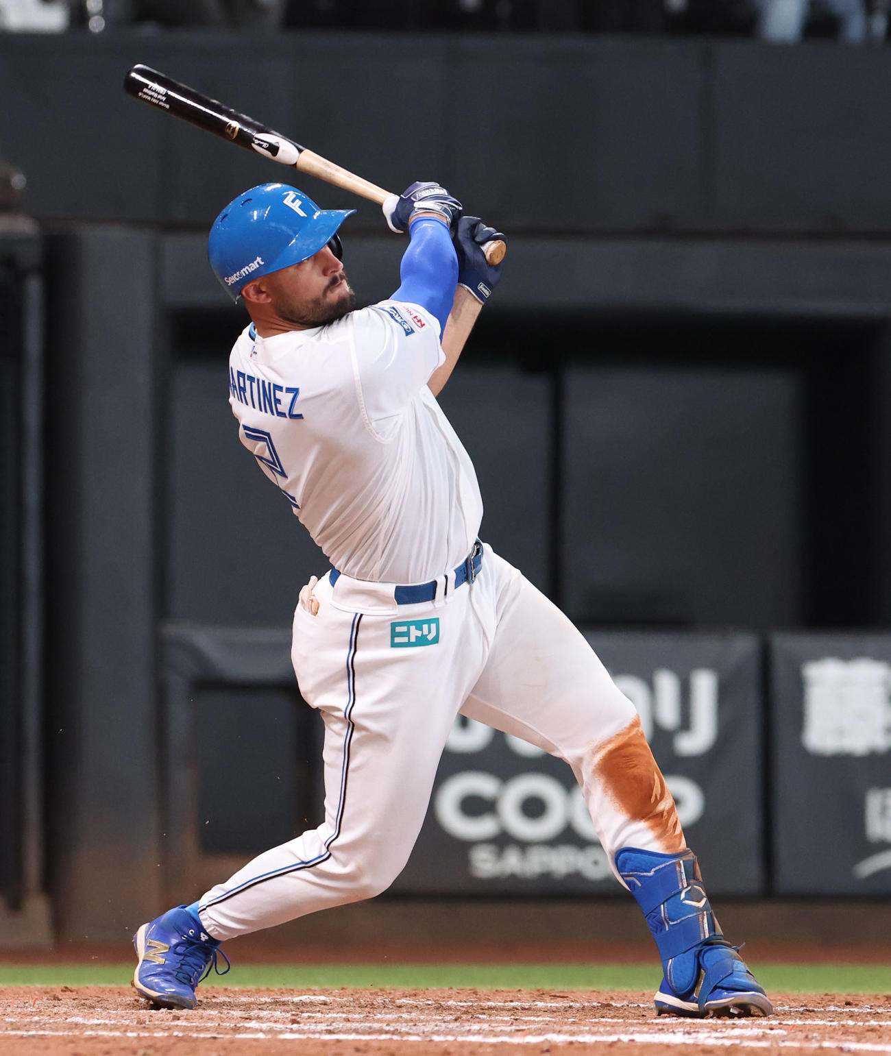 日本ハム対オリックス　8回裏日本ハム2死満塁、マルティネスは中前適時打を放つ（撮影・佐藤翔太）