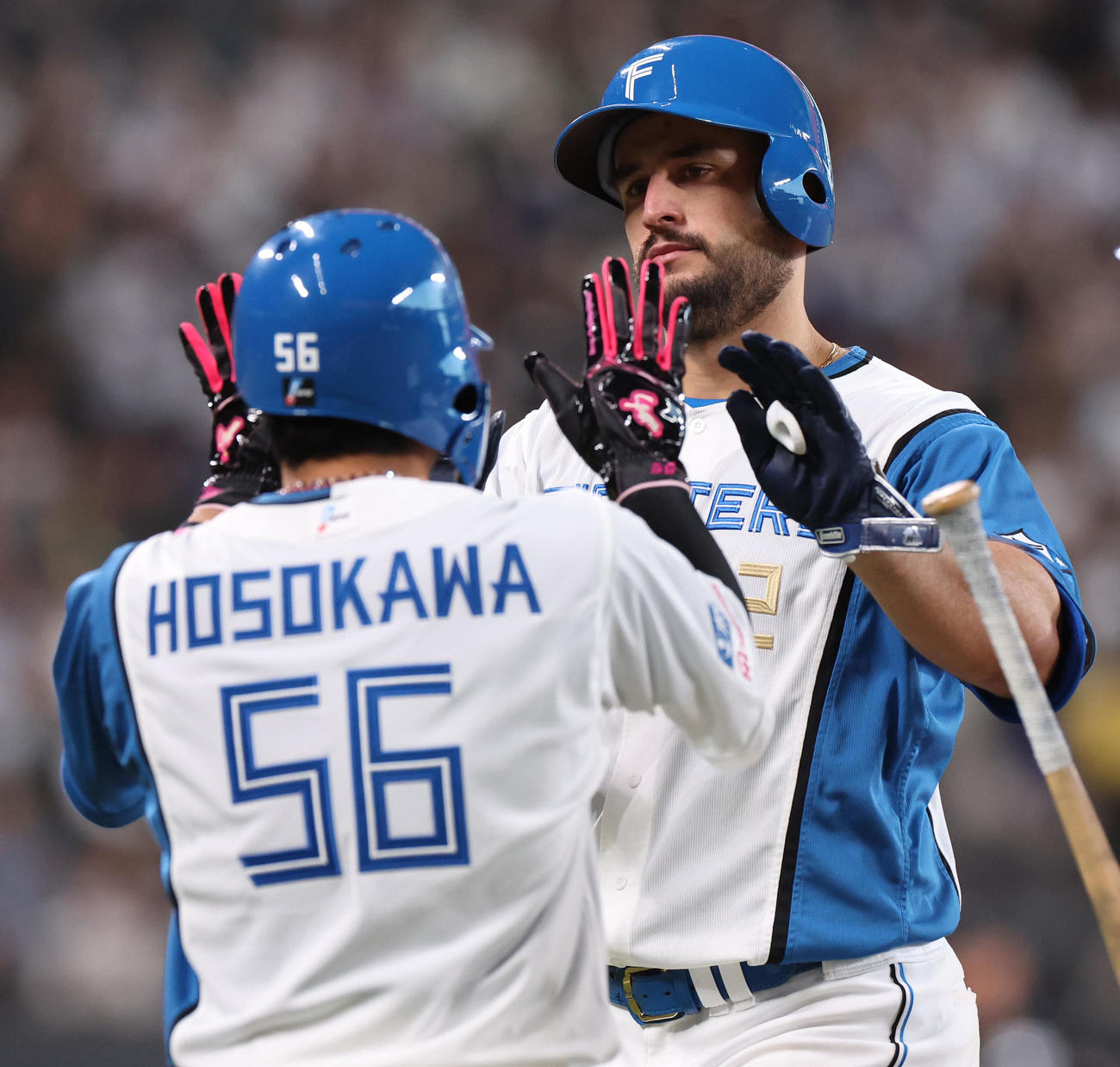日本ハム対オリックス　8回裏日本ハム2死満塁、マルティネスは中前適時打を放ち代走の細川とハイタッチする（撮影・佐藤翔太）