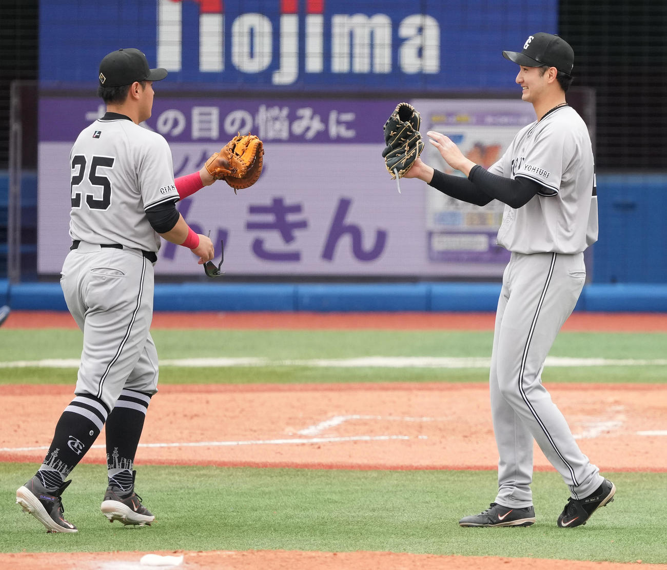 DeNA対巨人　4回裏まで無失点に抑え、笑顔で岡本和（左）を迎える巨人横川（撮影・鈴木みどり）
