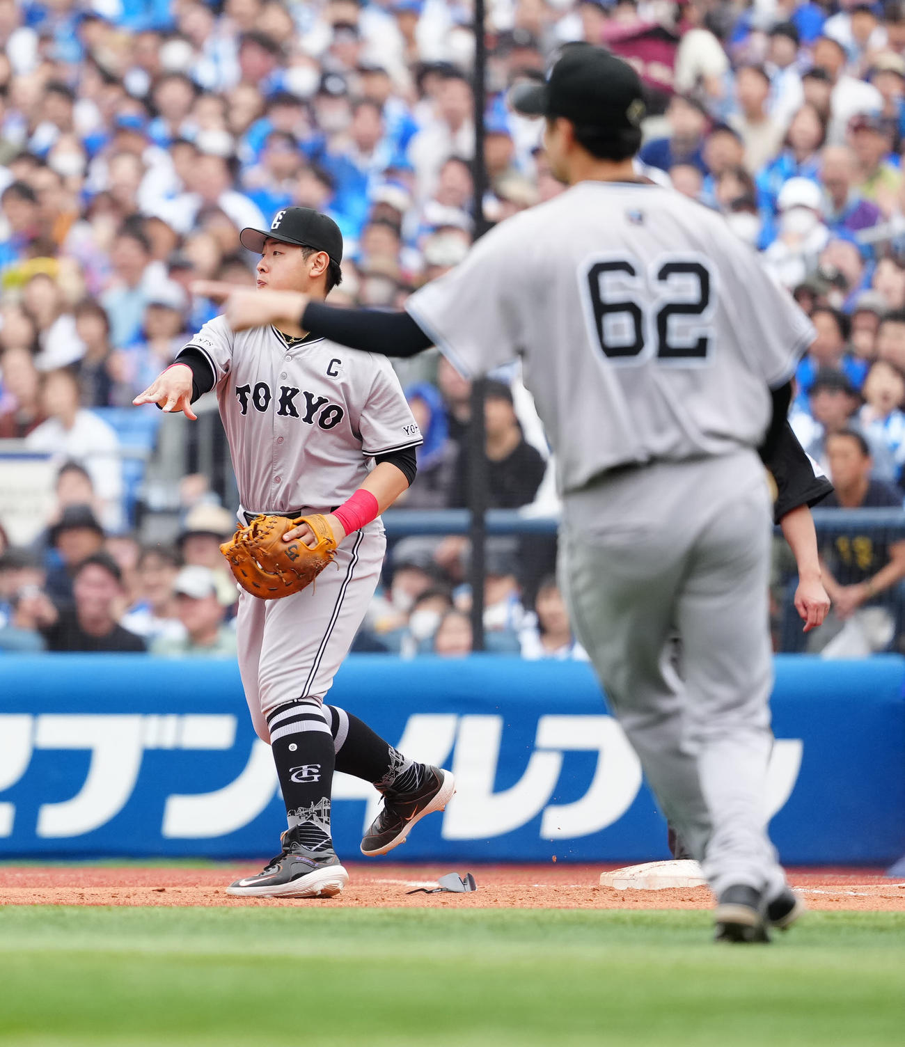 DeNA対巨人　4回裏DeNA1死一、二塁、併殺となった関根の打球を処理し、二塁へ送球する一塁手岡本和（撮影・江口和貴）