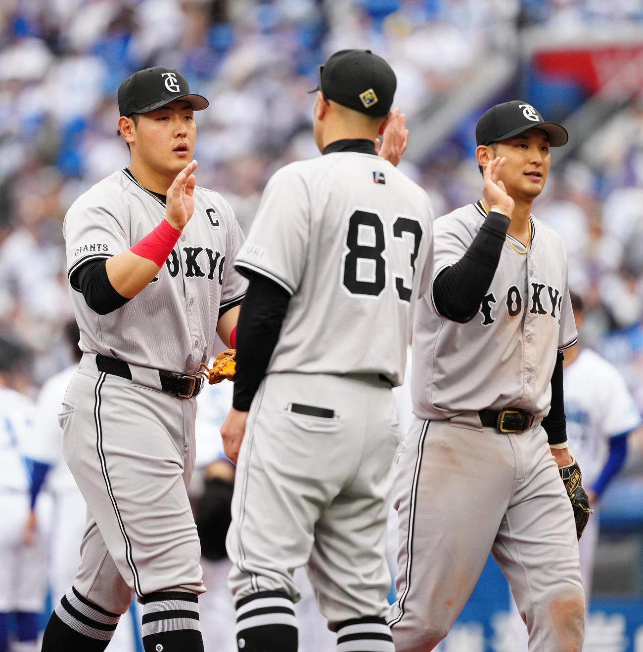 DeNA対巨人　試合後、巨人阿部監督（中央）とタッチを交わす岡本和。右は吉川（撮影・江口和貴）