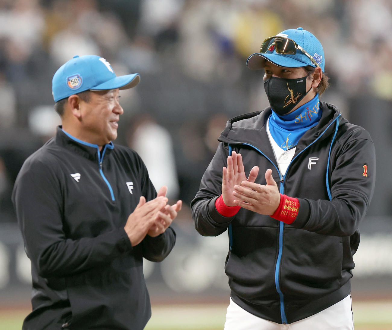 日本ハム対オリックス　オリックスに勝利し笑顔で拍手する新庄監督（右）（撮影・佐藤翔太）