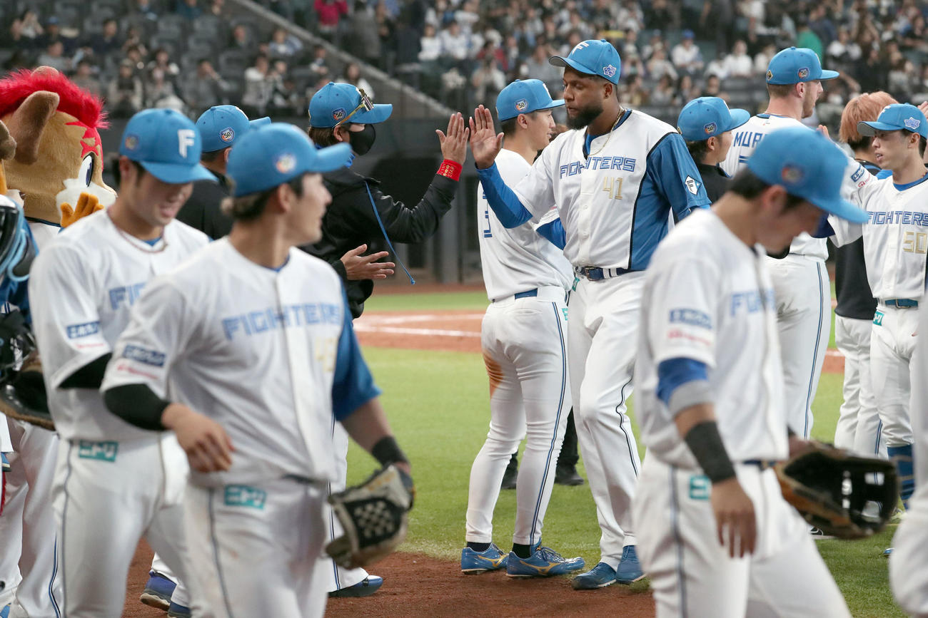 日本ハム対オリックス　オリックスに勝利しナインを出迎える新庄監督（中央）（撮影・佐藤翔太）