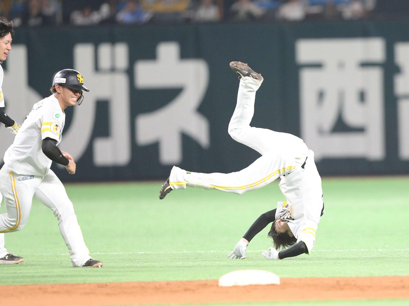 ソフトバンク対西武　延長10回裏ソフトバンク1死一、三塁、川瀬（右）は右前にサヨナラとなる適時打を放ちナインから手荒い祝福を受ける（撮影・梅根麻紀）