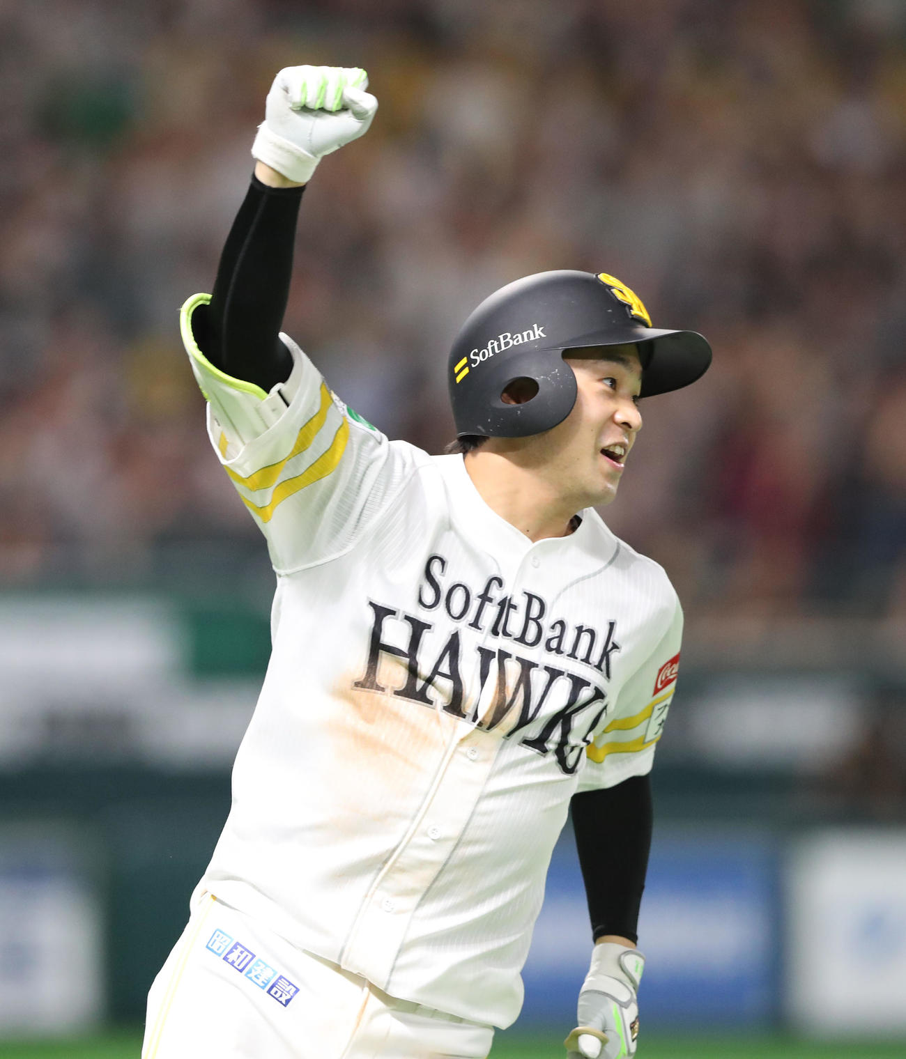ソフトバンク対西武　延長10回裏ソフトバンク1死一、三塁、川瀬は右前にサヨナラとなる適時打を放ちガッツポーズ（撮影・梅根麻紀）