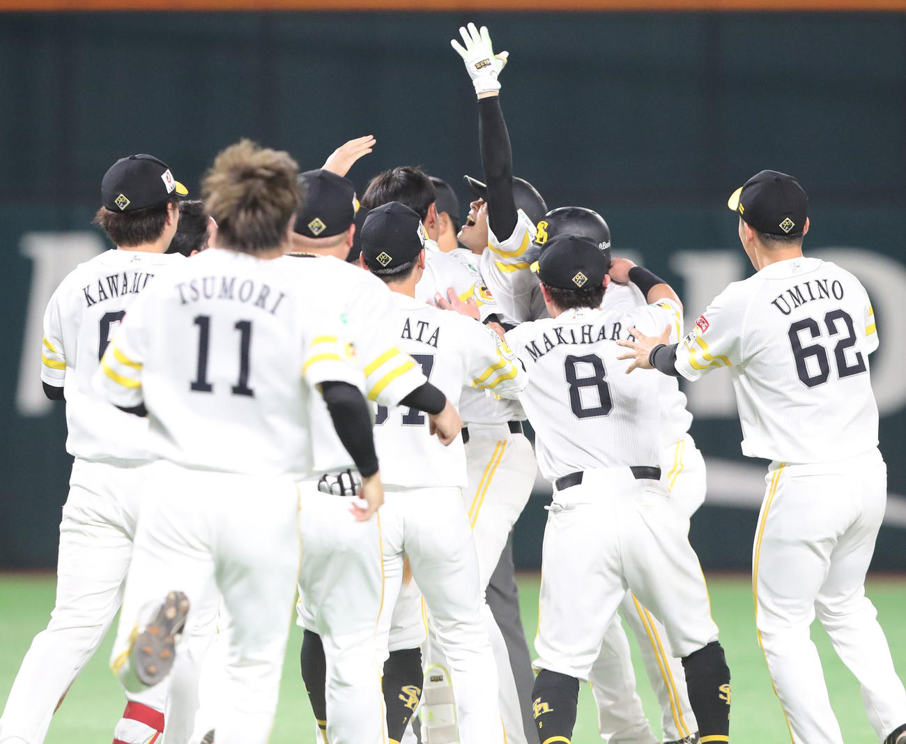 ソフトバンク対西武　延長10回裏ソフトバンク1死一、三塁、川瀬は右前にサヨナラとなる適時打を放ちナインに手荒い祝福を受ける（撮影・梅根麻紀）