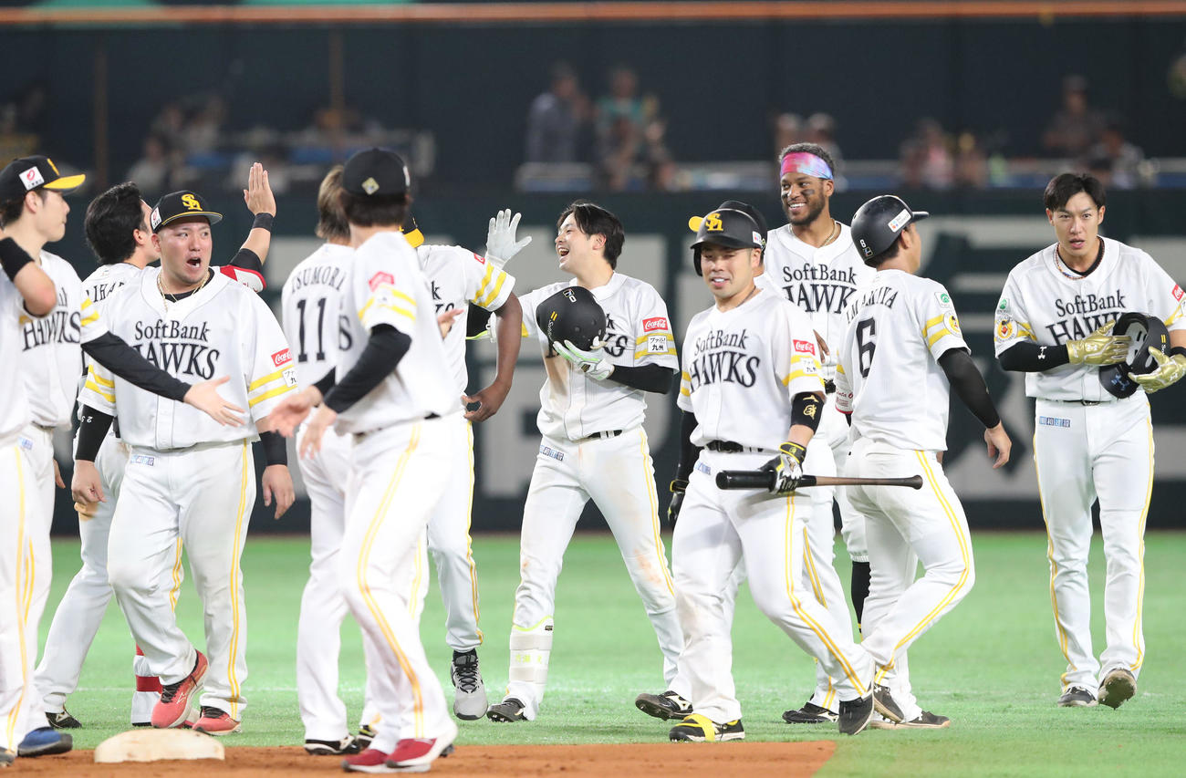 ソフトバンク対西武　延長10回裏ソフトバンク1死一、三塁、川瀬は右前にサヨナラとなる適時打を放ち笑顔を見せる（撮影・梅根麻紀）